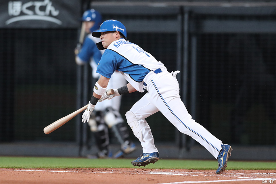 1回裏、先制2点適時打を放つ上川畑選手