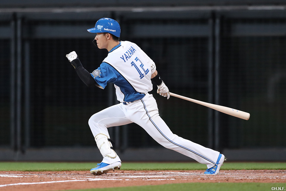 2回裏、ライトへヒットを放つ矢澤選手