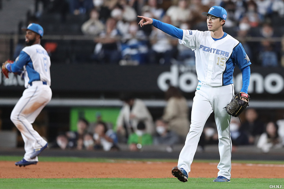 4回表、併殺に打ち取った上沢投手