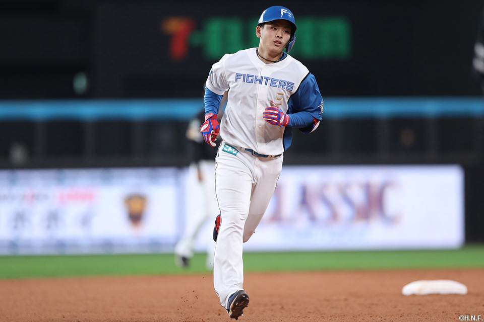 4回裏、本塁打を放った野村選手01