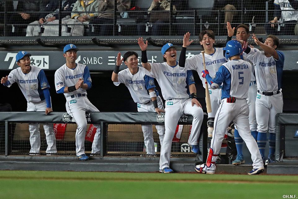 4回裏、本塁打を放った野村選手02