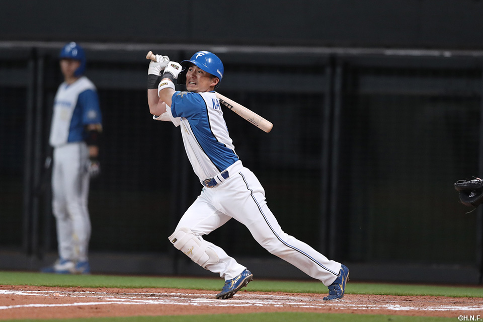 6回裏、レフトへヒットを放つ上川畑選手