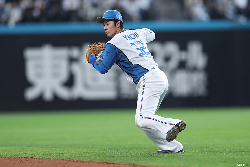 2回表、好守をみせる谷内選手