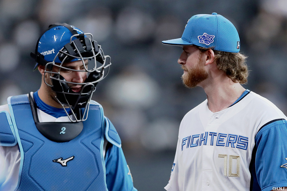 2回表を抑えたメネズ投手とマルティネス選手