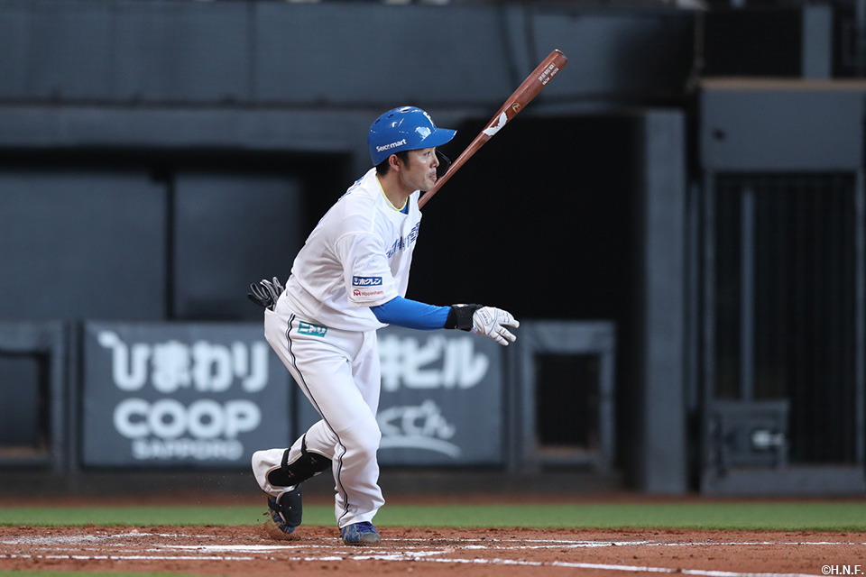 3回裏、レフトへヒットを放つ谷内選手