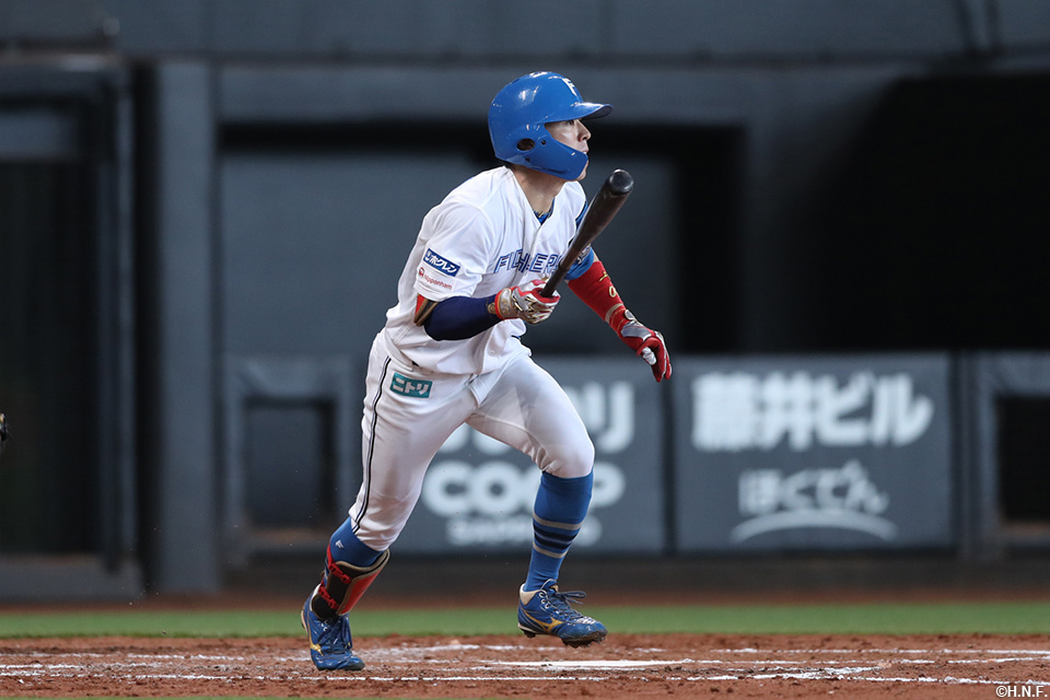 3回裏、センターへヒットを放つ五十幡選手