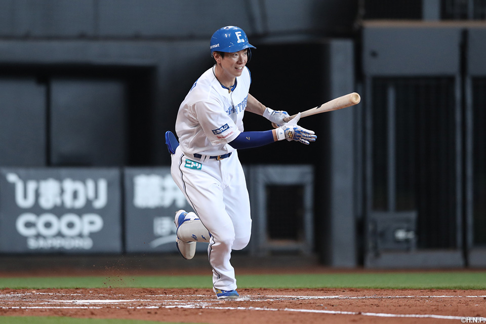 3回裏、先制適時打を放つ松本剛選手01