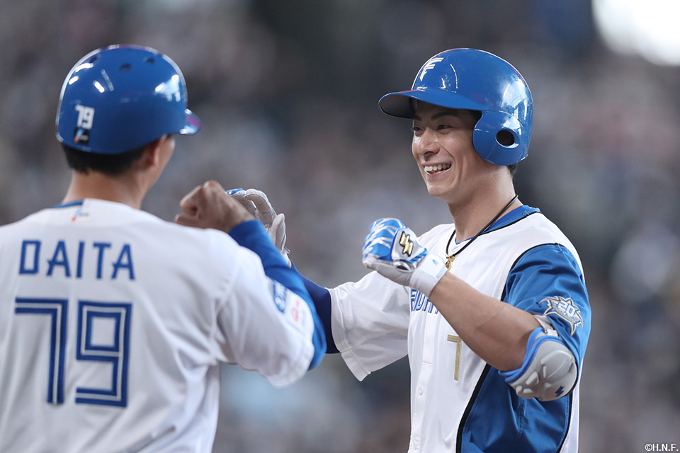 3回裏、先制適時打を放つ松本剛選手02