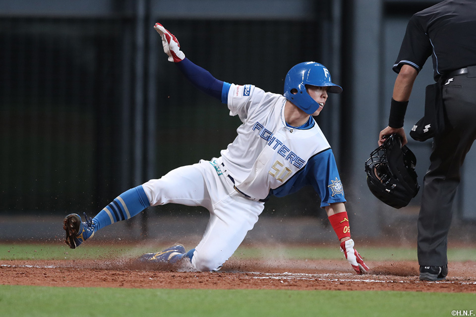 3回裏、犠牲フライで生還した五十幡選手