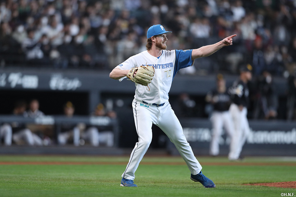 4回表、併殺に打ち取ったメネズ投手