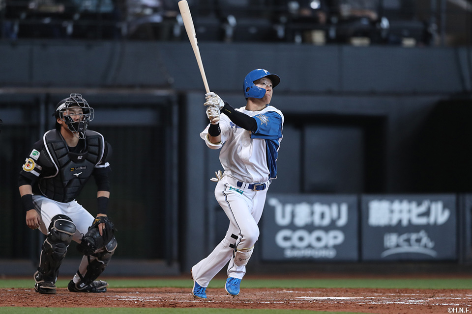 5回裏、プロ初本塁打を放つ矢澤選手01