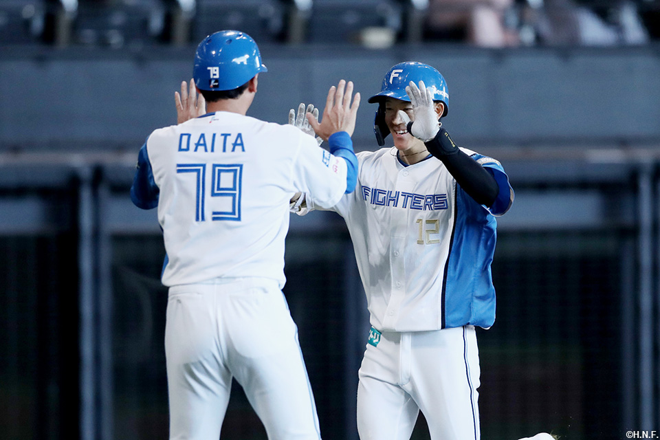 5回裏、プロ初本塁打を放つ矢澤選手021