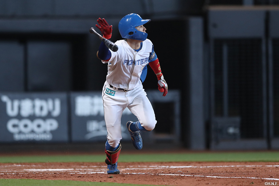 5回裏、センターへヒットを放つ五十幡選手