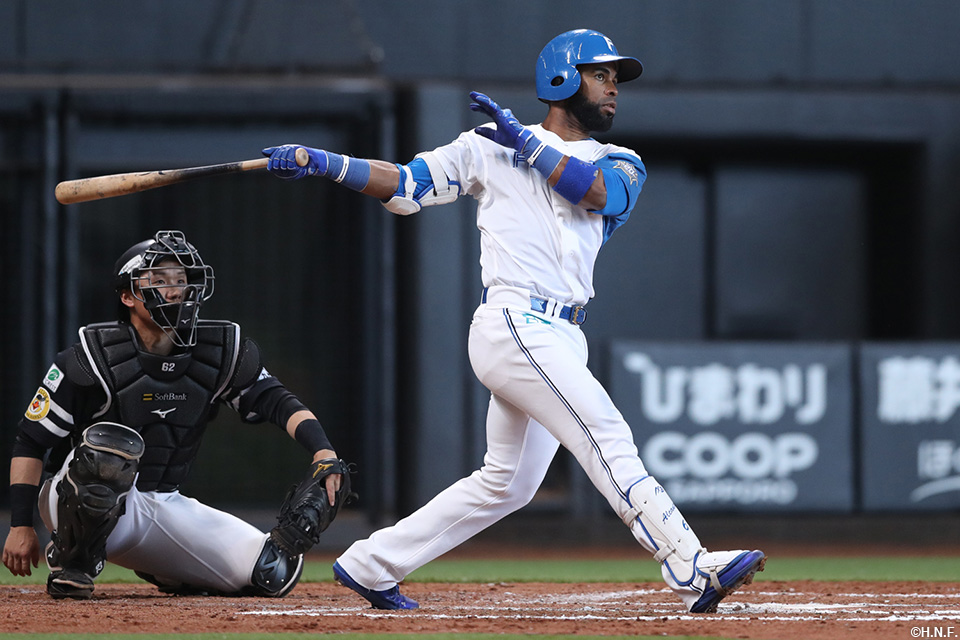 7回裏、ライトスタンドへ一発を放つアルカンタラ選手