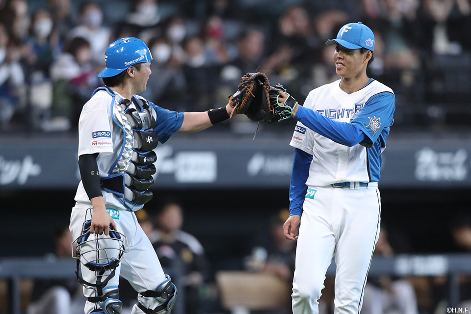 杉浦投手が抑えてゲームセット