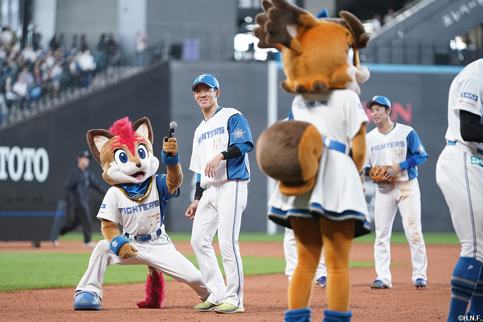 矢澤選手を中心に勝利の儀式