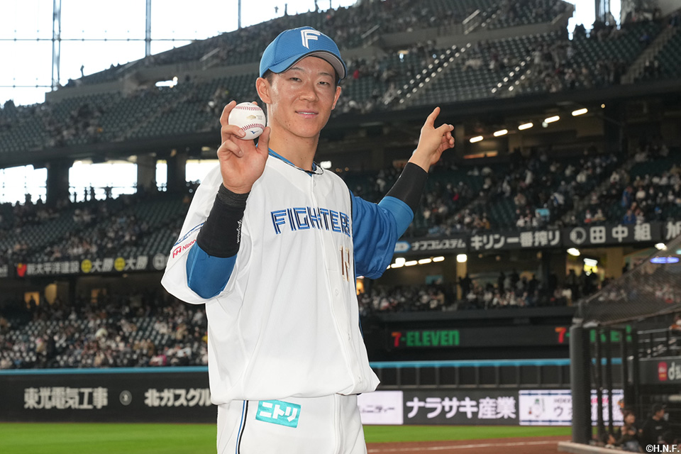 プロ初本塁打のボールを手にする矢澤選手