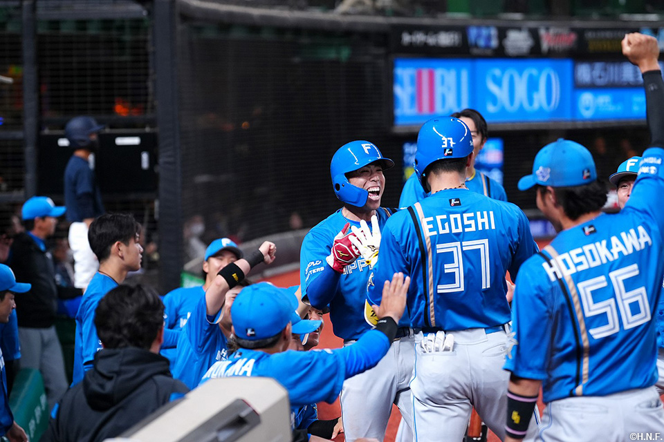 3回表、生還した五十幡選手