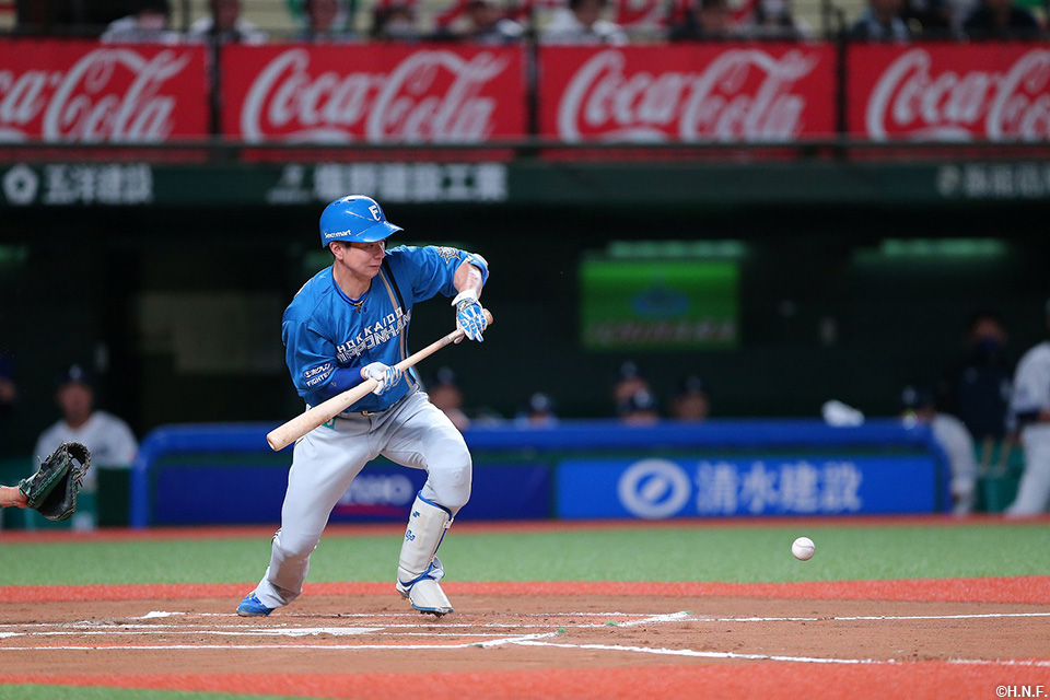 6回表、バントを決める松本剛選手01