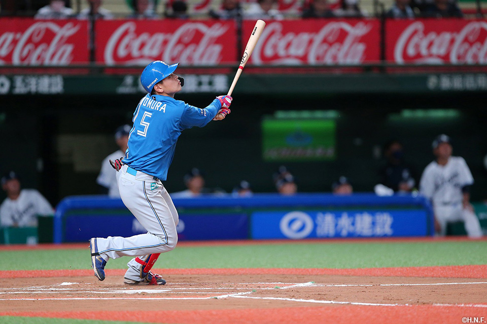 6回表、ライトへ犠飛を放つ野村選手