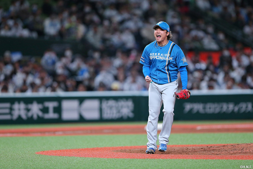 6回裏、ガッツポーズをする伊藤投手