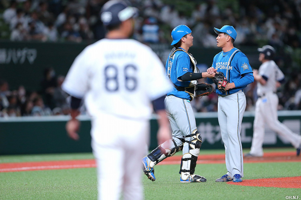 9回を抑えた宮内投手、伏見選手