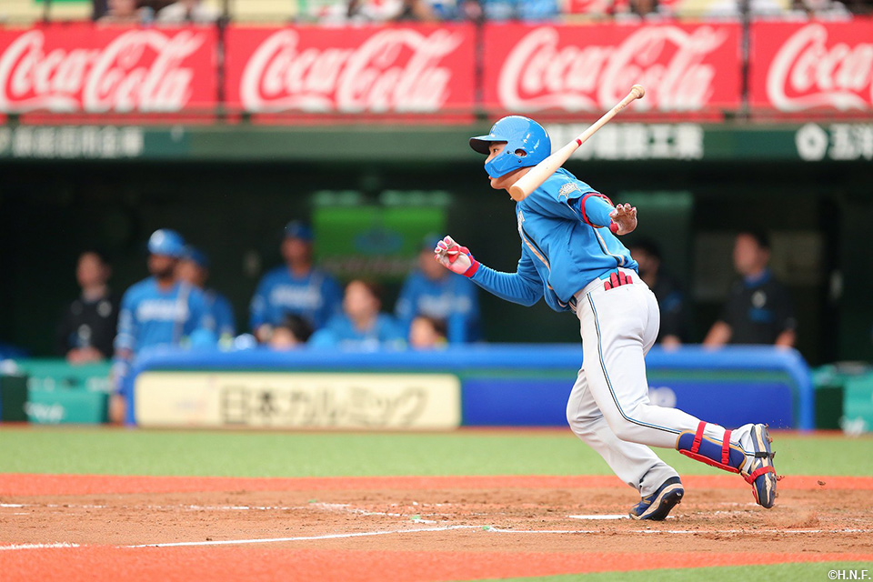 4回表、先制の適時三塁打を放つ野村選手