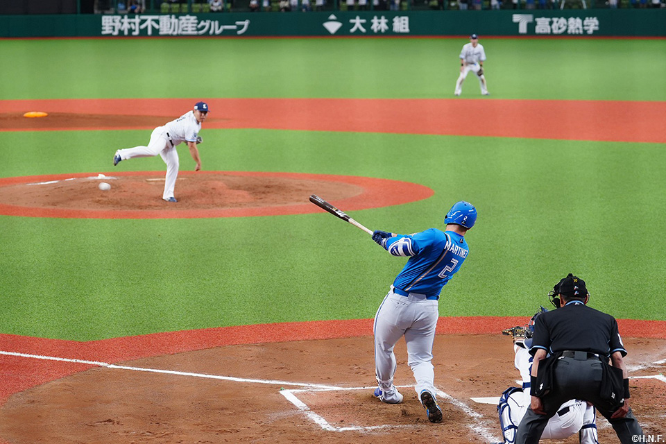 7回表、レフトへ二塁打を放つマルティネス選手