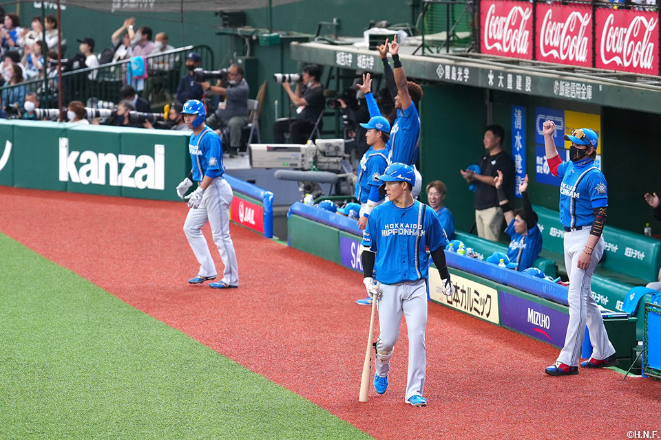 7回表、マルティネス選手の二塁打に湧くベンチ