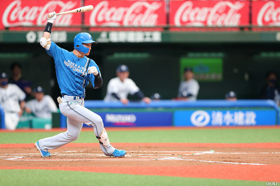 6回表、ライトへヒットを放つ矢澤選手