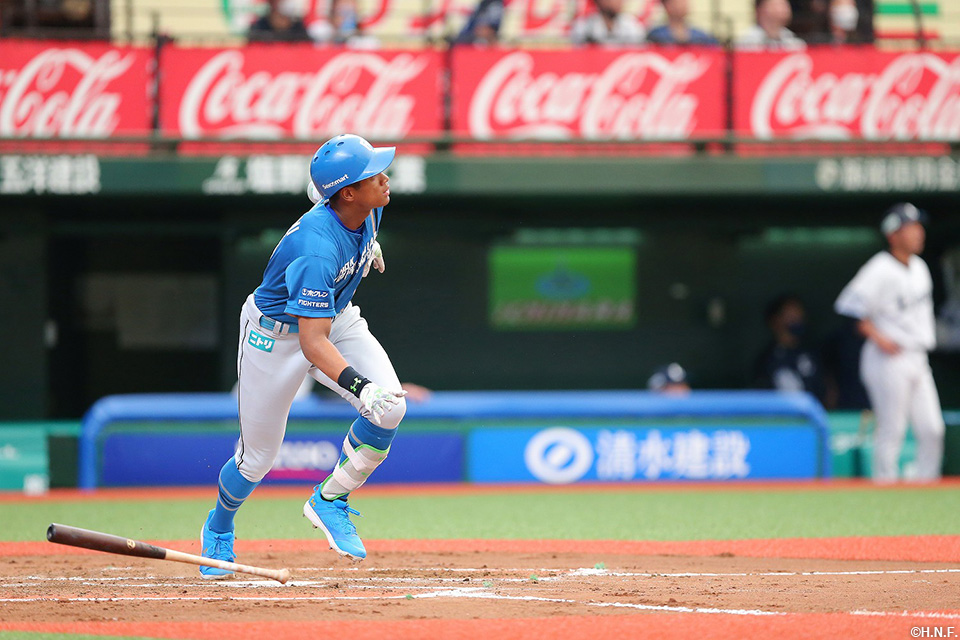 7回表、先制本塁打を放つ万波選手01