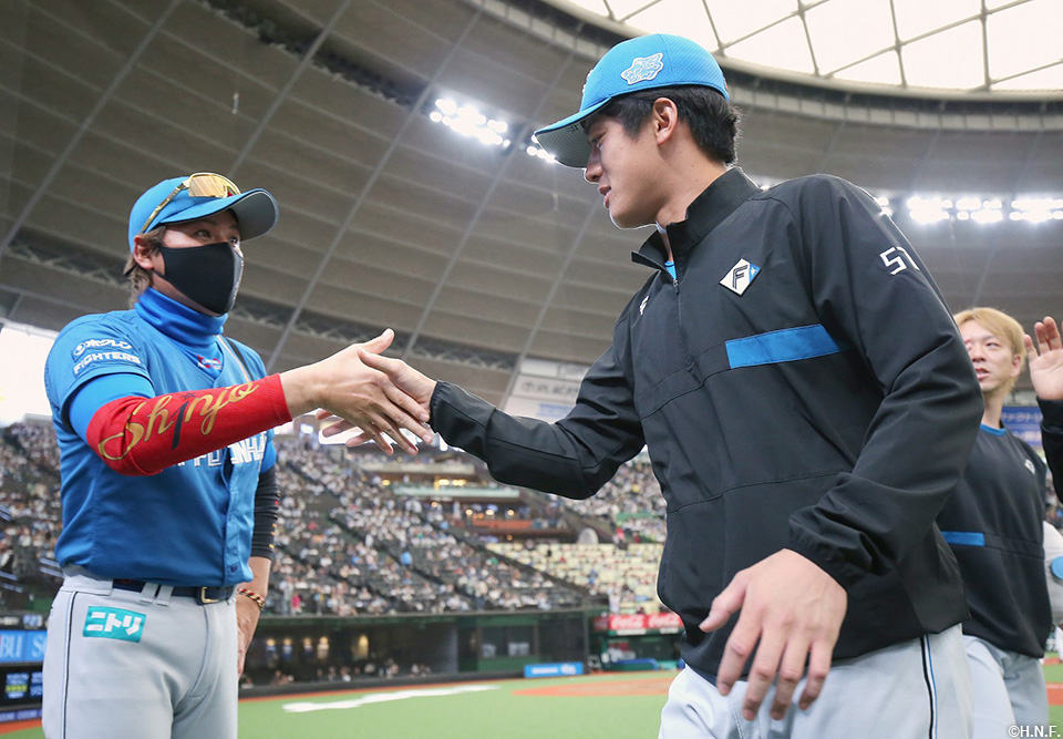 北山投手を迎える新庄監督