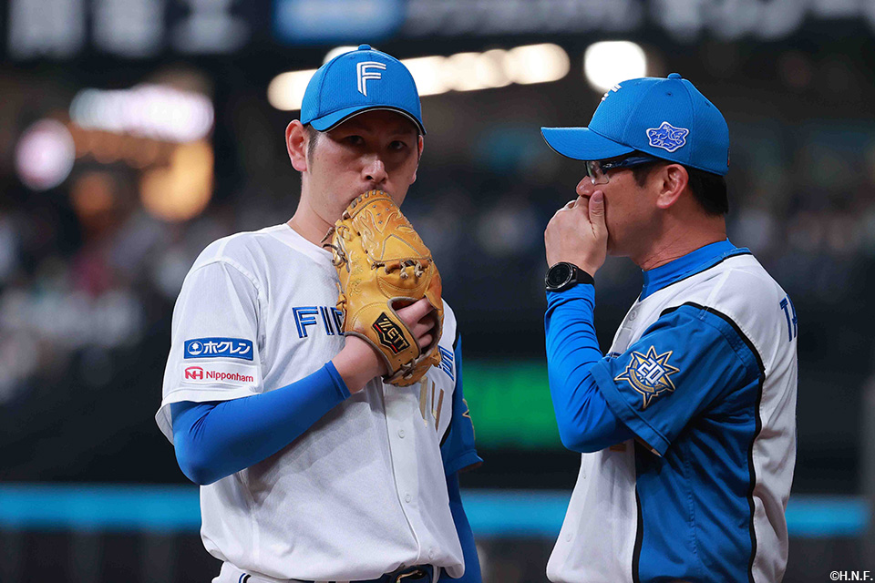 先発の加藤貴投手と建山投手コーチ