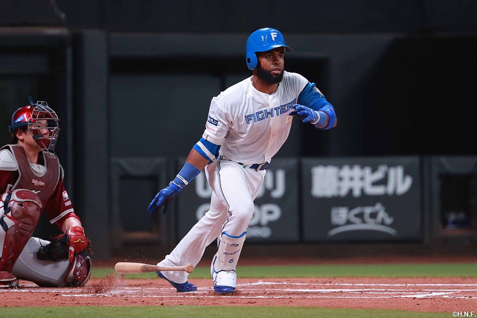 1回裏、二塁打を放つアルカンタラ選手01