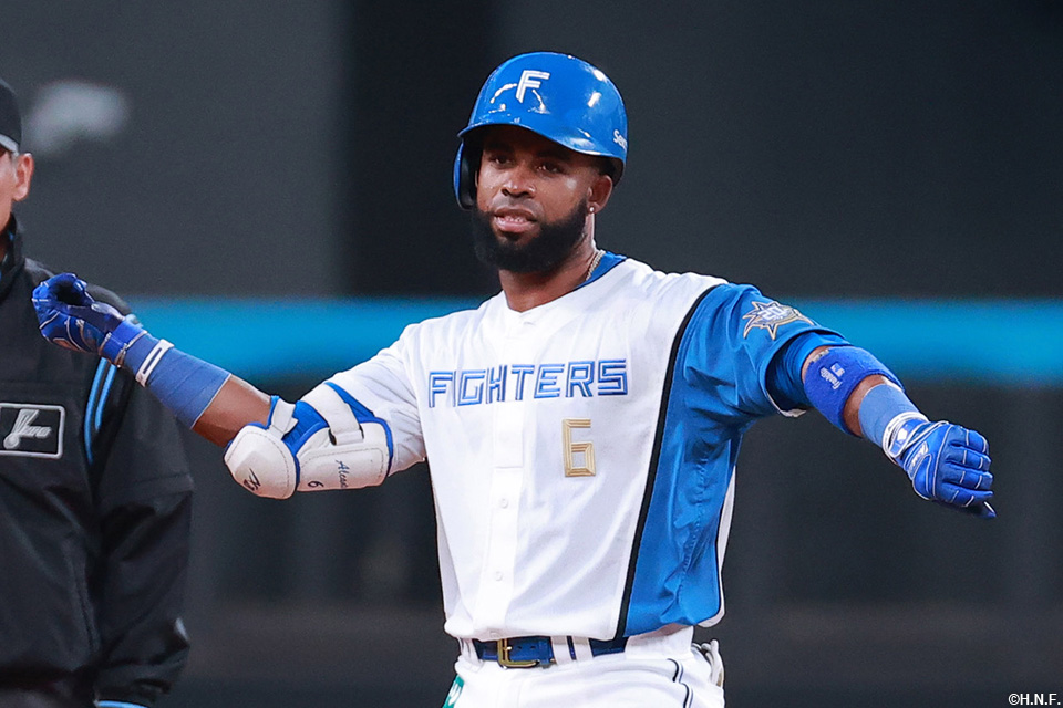 1回裏、二塁打を放つアルカンタラ選手02