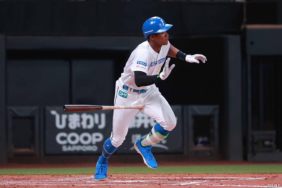 2回裏、センターへヒットを放つ万波選手