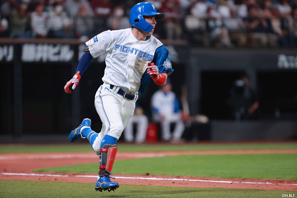 3回裏、ライトへヒットを放つ五十幡選手