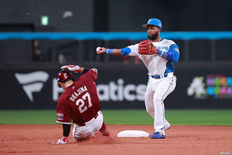 5回表、併殺を完成させるアルカンタラ選手
