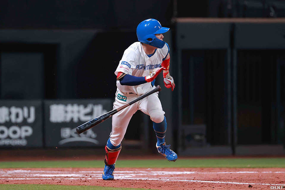 6回裏、レフトへヒットを放つ五十幡選手