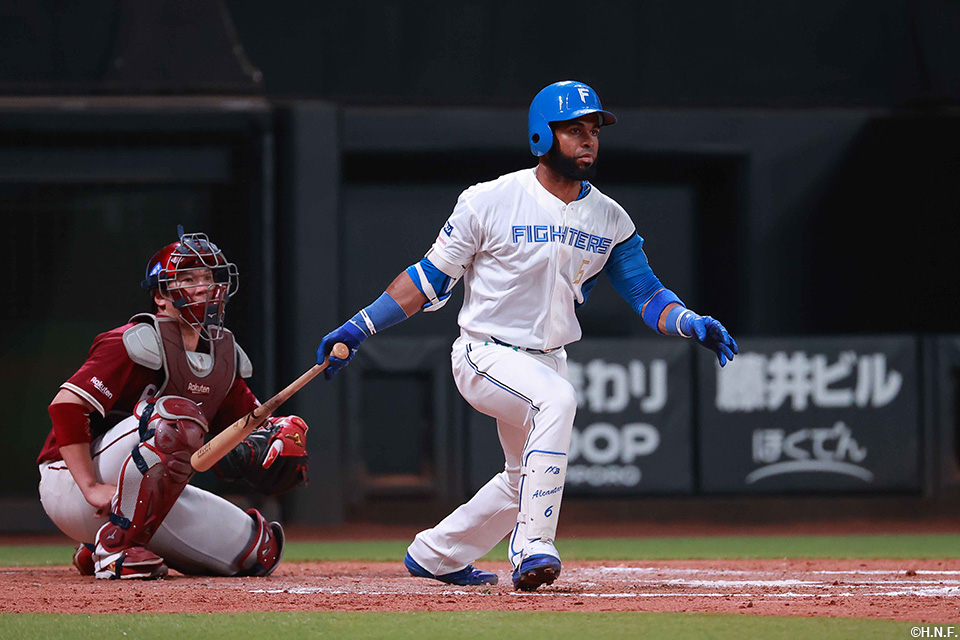 6回裏、二塁打を放つアルカンタラ選手