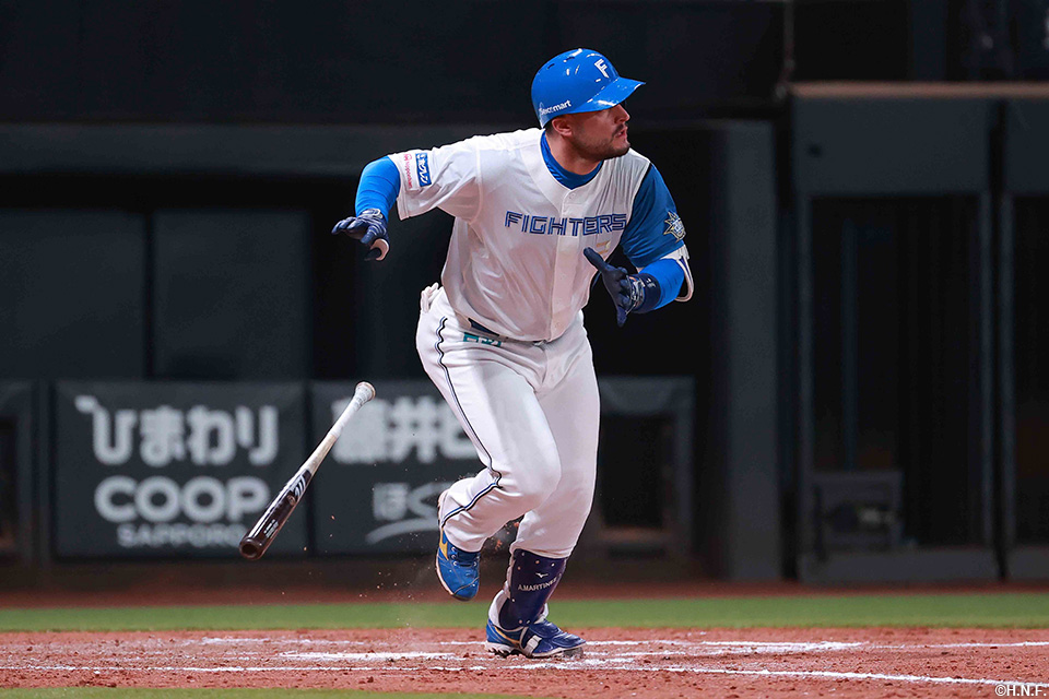 7回裏、二塁打を放つマルティネス選手01