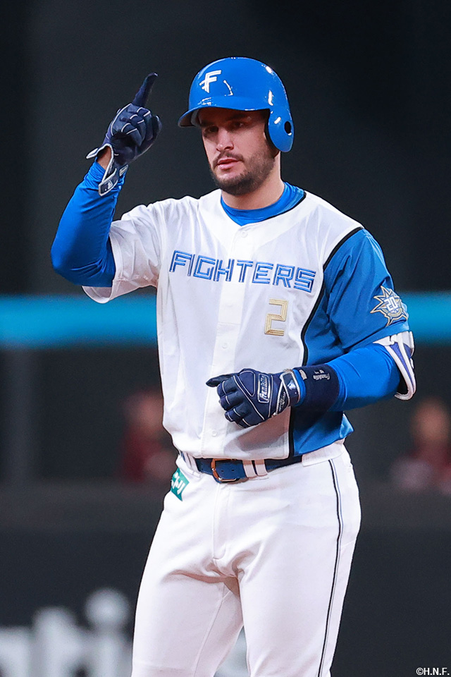 7回裏、二塁打を放つマルティネス選手02