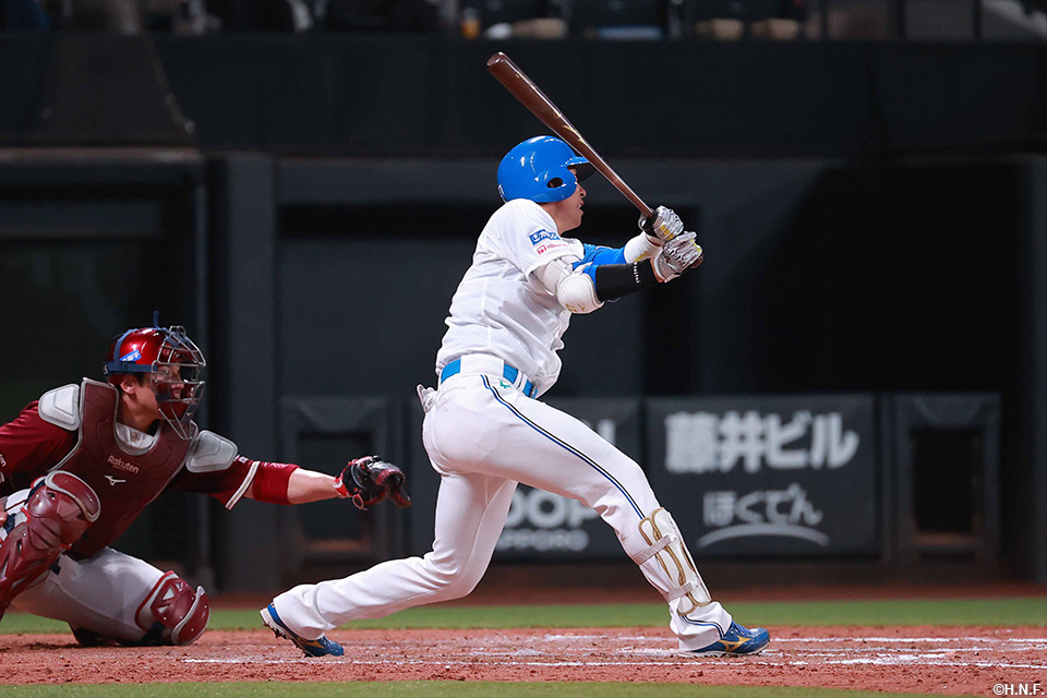 7回裏、犠牲フライを放つ古川選手