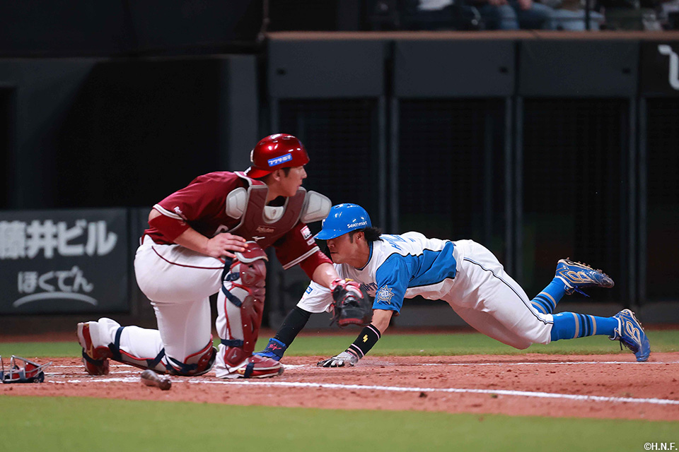 7回裏、犠牲フライで生還する細川選手01