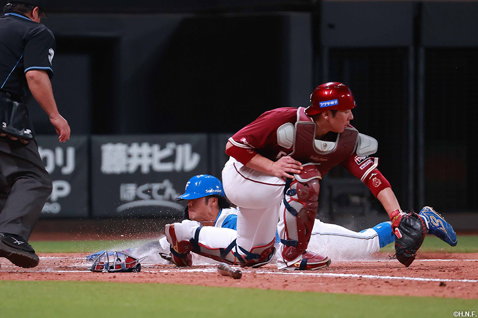 7回裏、犠牲フライで生還する細川選手02