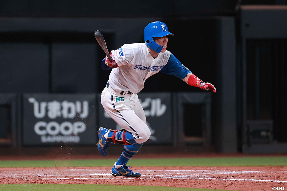 8回裏、ライトへヒットを放つ五十幡選手