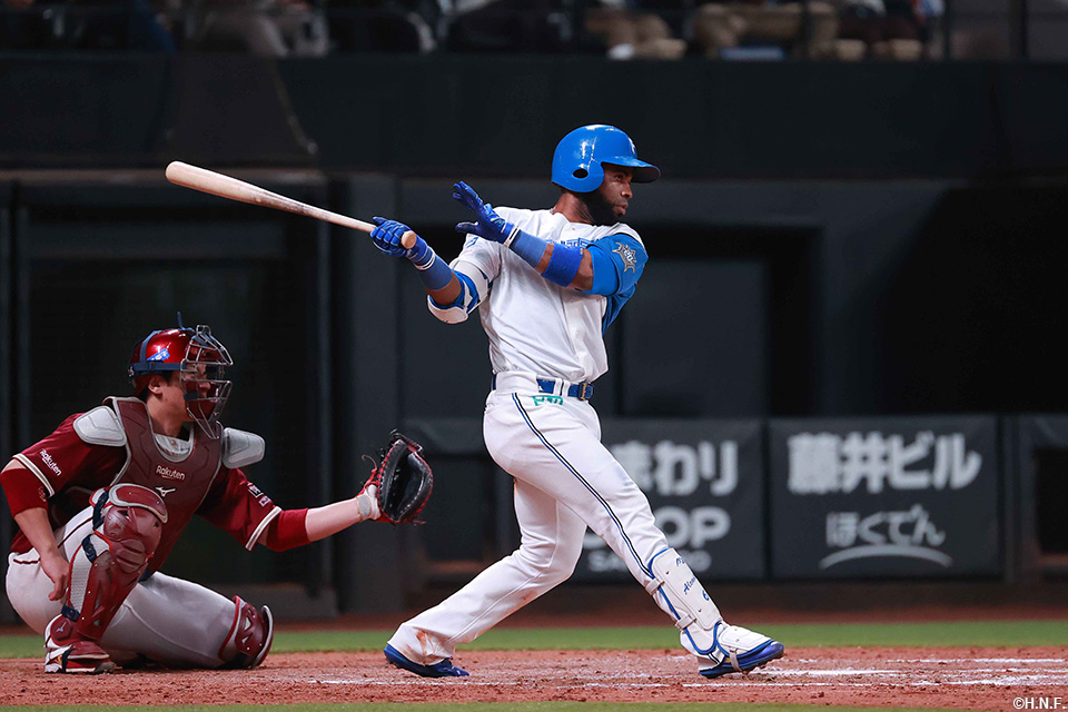 8回裏、ライトへヒットを放つアルカンタラ選手01