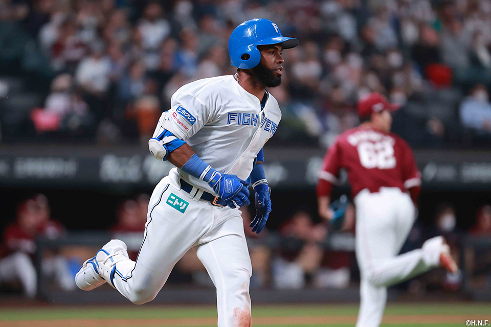 8回裏、ライトへヒットを放つアルカンタラ選手02