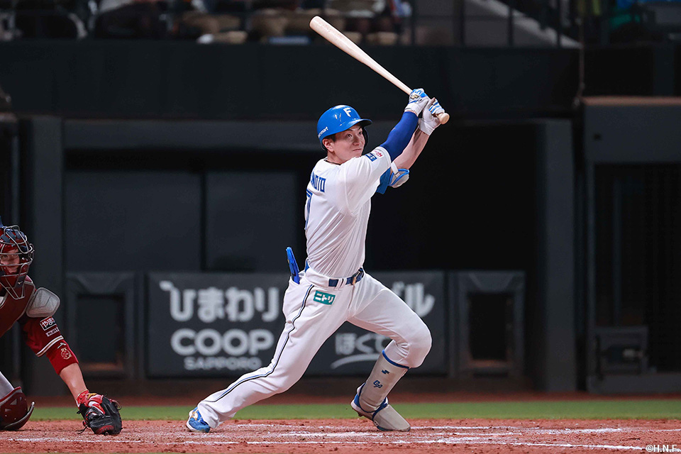 8回裏、同点となる犠牲フライを放つ松本剛選手01