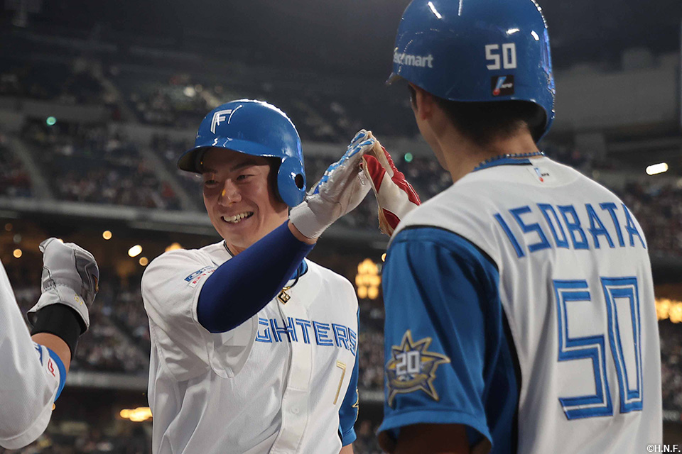 8回裏、同点となる犠牲フライを放つ松本剛選手02